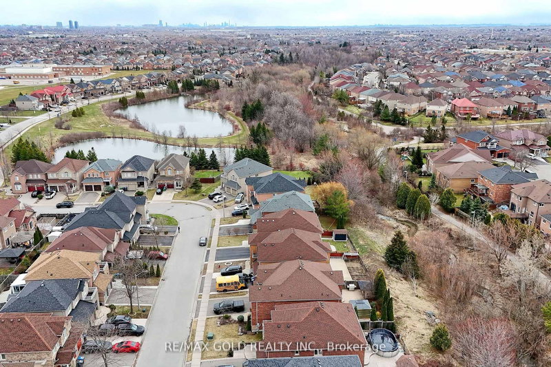 16 Cottontail Rd, Brampton, L7A 3R3 | Image 2