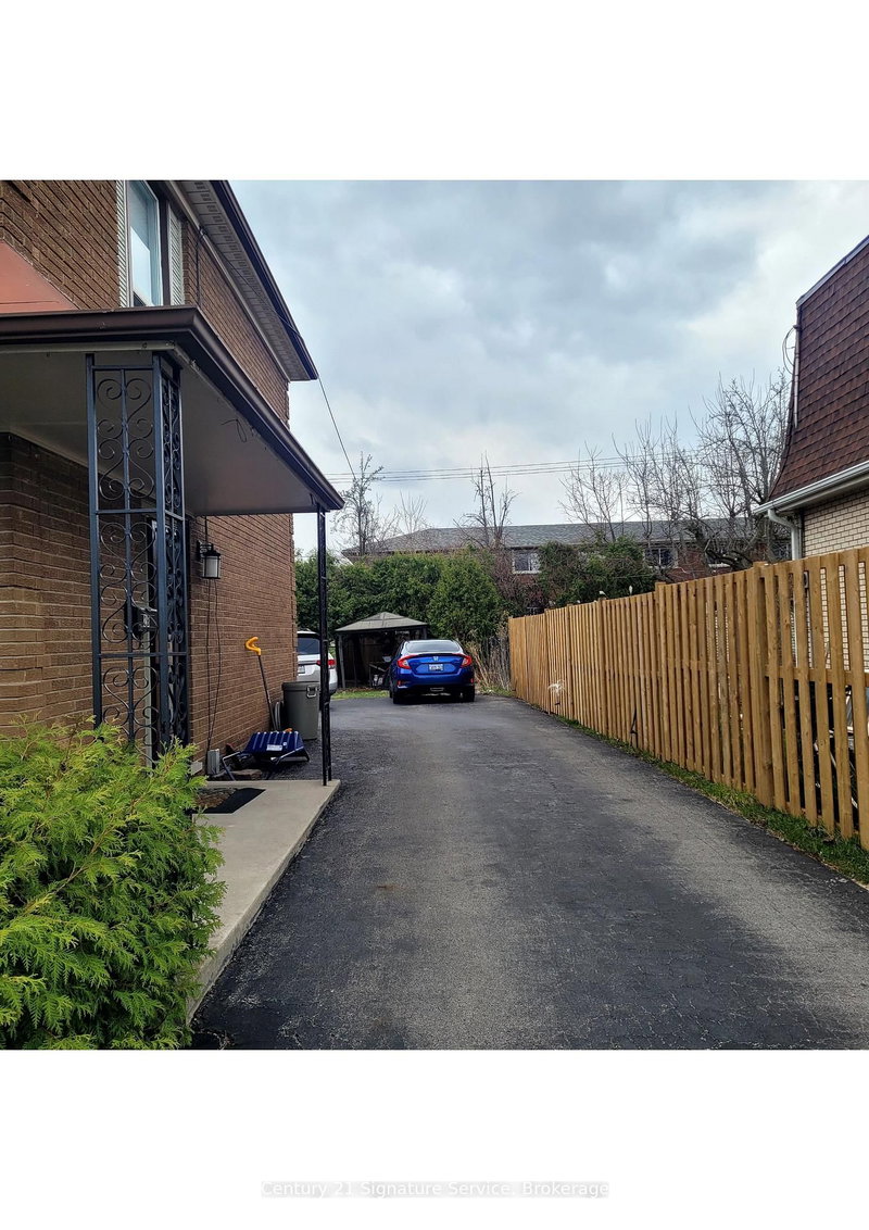 Upper - 1374 Charles Dr, Burlington, L7P 2C9 | Image 2