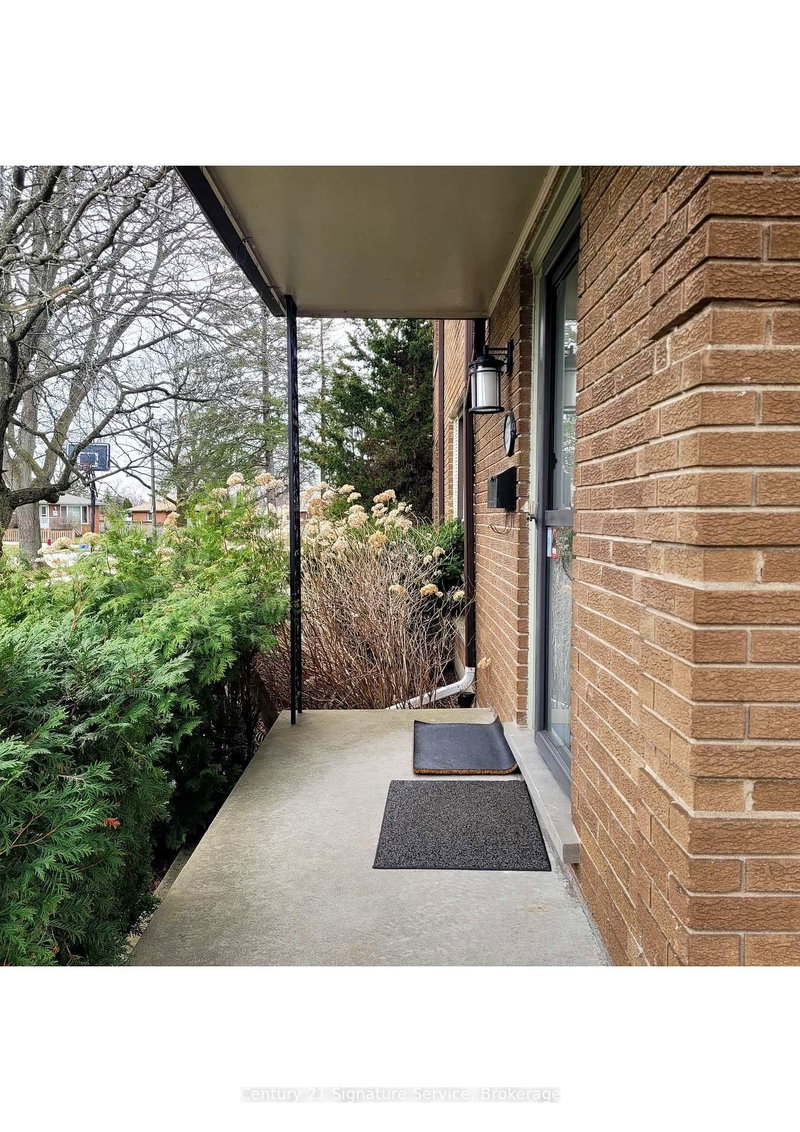 Upper - 1374 Charles Dr, Burlington, L7P 2C9 | Image 3