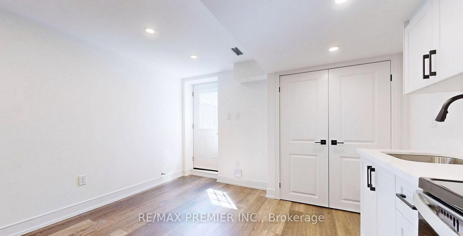 208 McRoberts Avenue W, Unit Lower - Photo 9