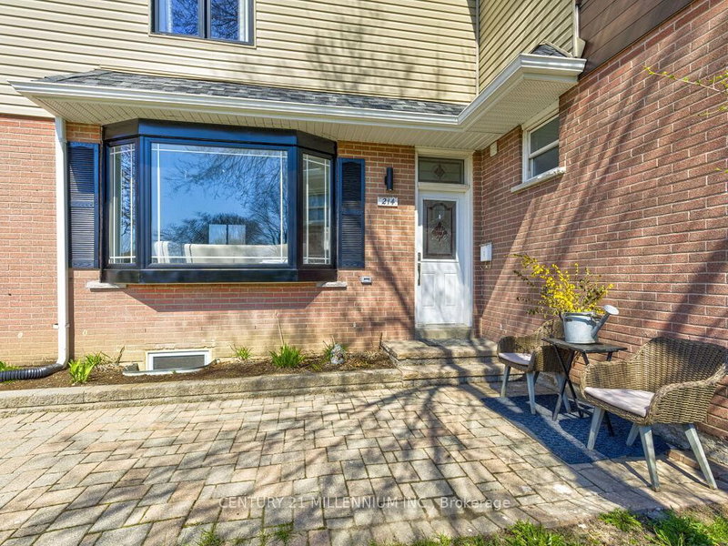 214 Folkstone Cres, Brampton, L6T 3N6 | Image 3