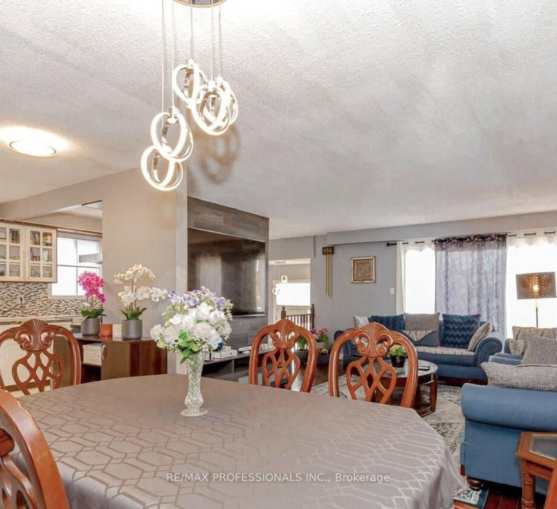 Upper - 18 Hockley Path, Brampton, L6V 3R3 | Image 2