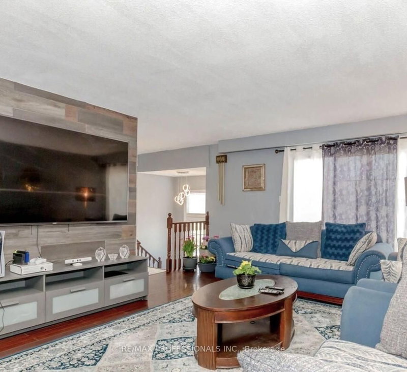 Upper - 18 Hockley Path, Brampton, L6V 3R3 | Image 3