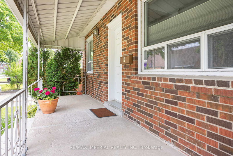 7 Doddington Dr, Toronto, M8Y 1S3 | Image 3