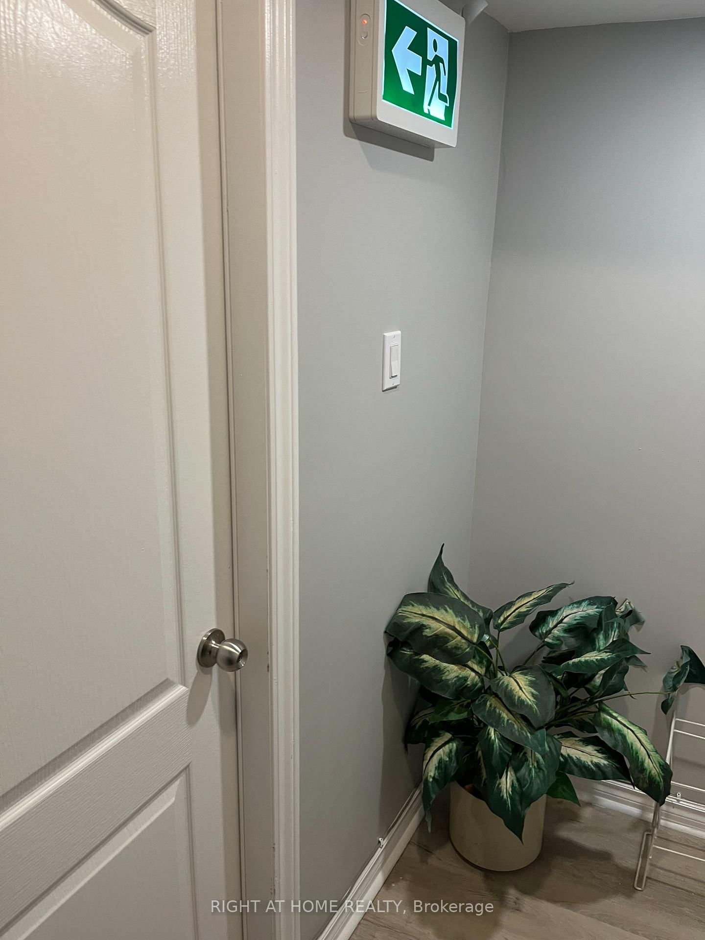 27 Dills Crescent E, Unit BASEMENT - Photo 2