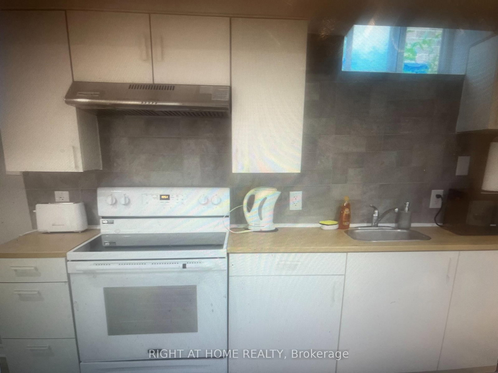 27 Dills Crescent E, Unit BASEMENT - Photo 3