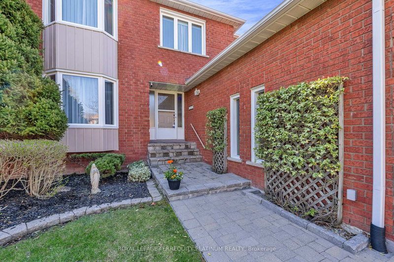 1207 Greenwood Cres, Oakville, L6J 6W6 | Image 3