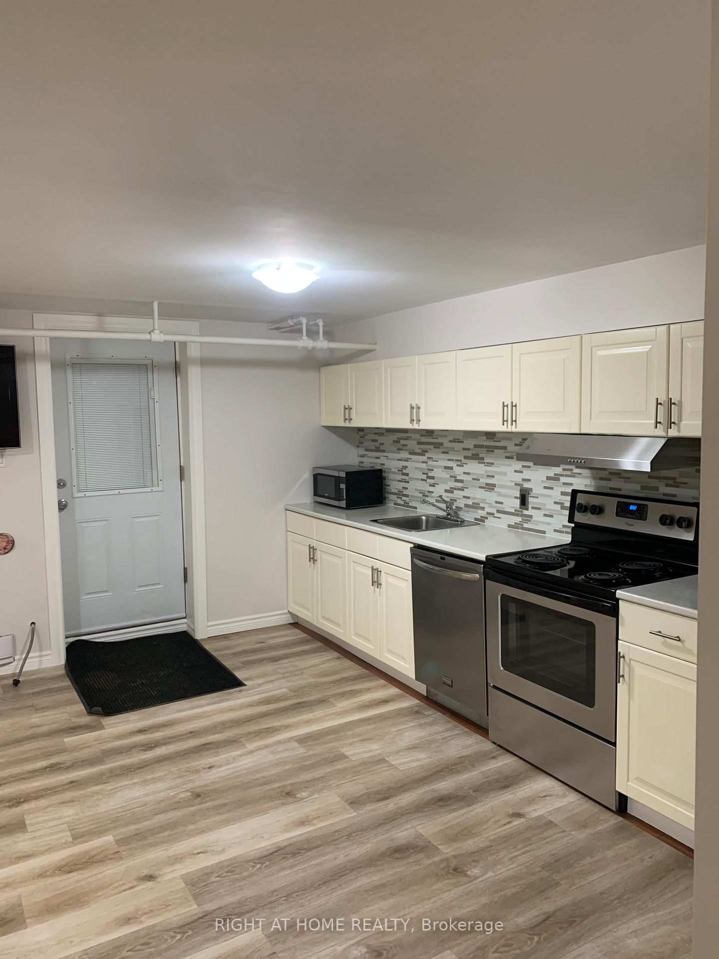 701 THE QUEENSWAY Avenue - Photo 2