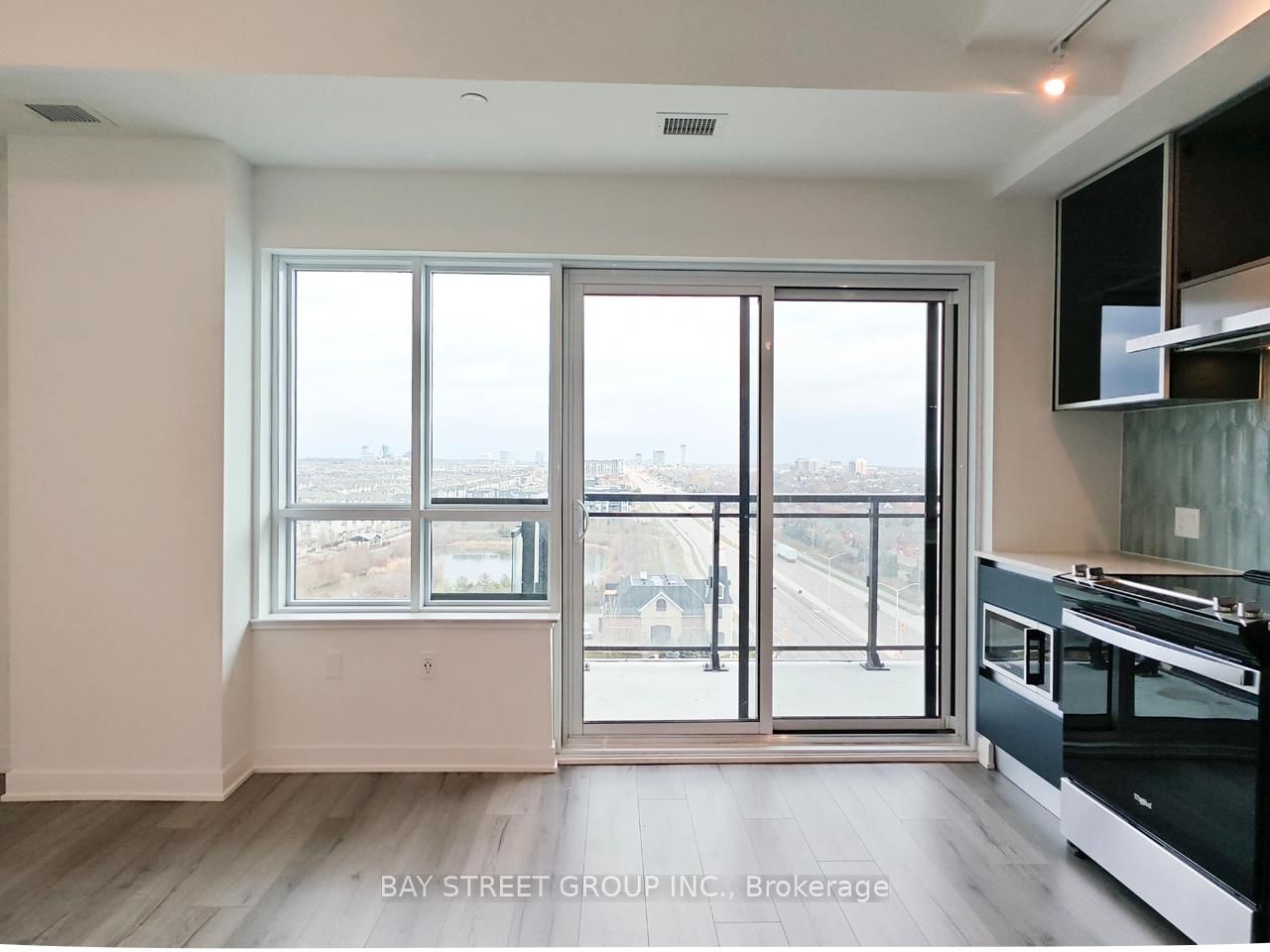 395 Dundas Street W, Unit PH07 - Photo 7