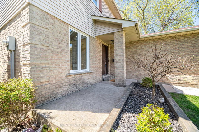 2395 Arnold Crescent