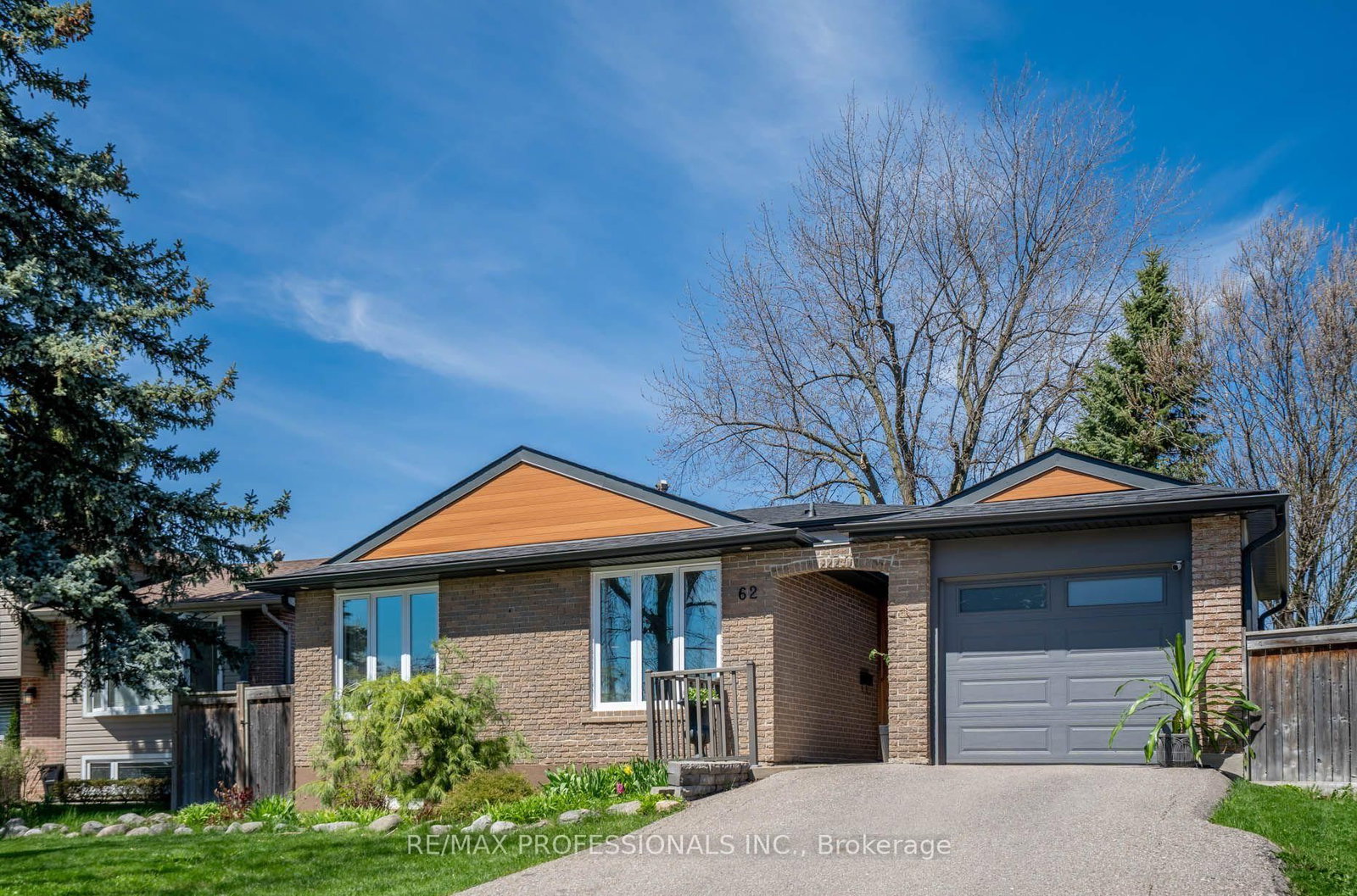 Detached House for sale at 62 Caledon Crescent, Brampton, Ontario, L6W 1C5 - Brampton East - MLS: W13055426