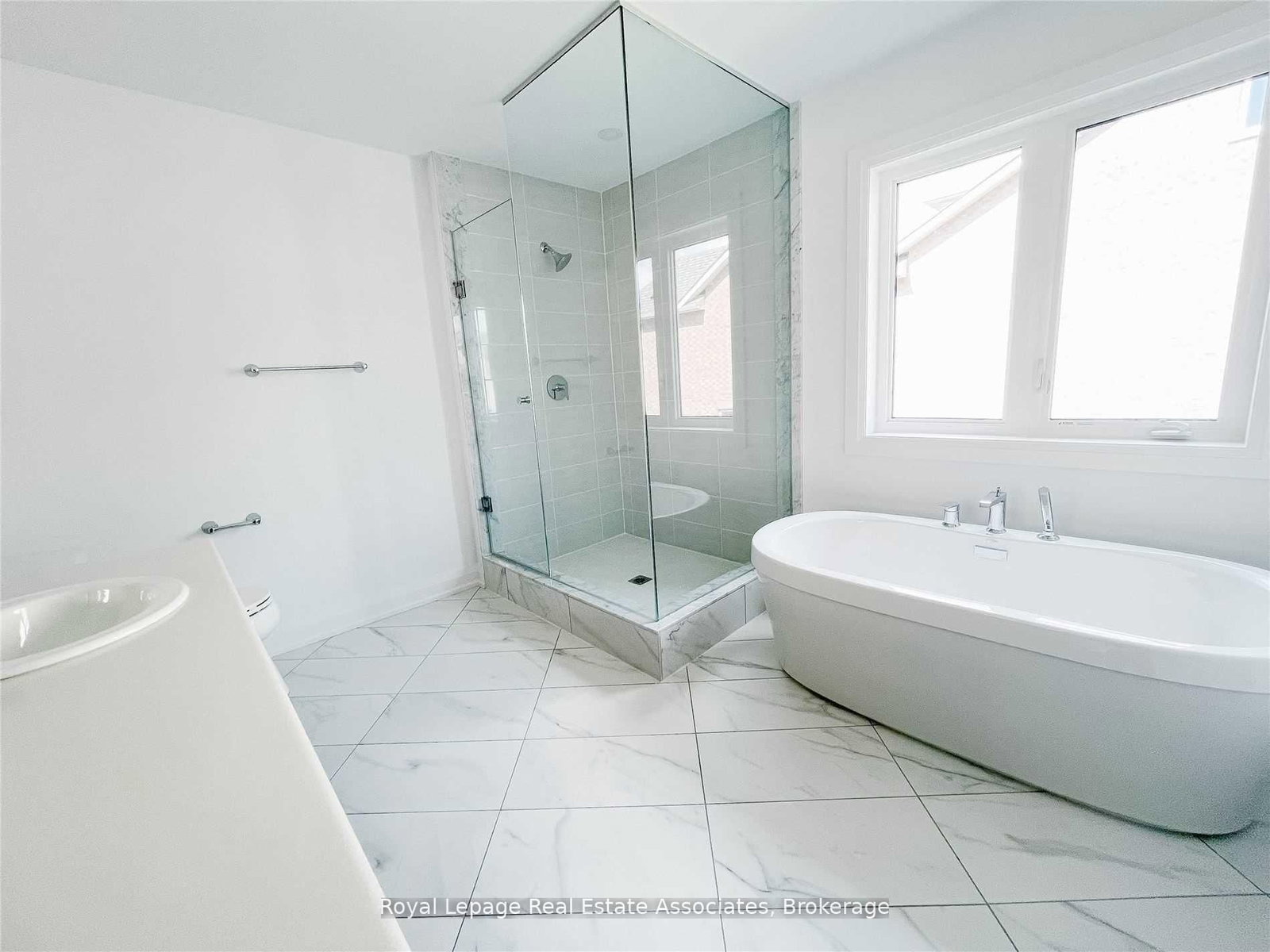 4121 Hillsborough Crescent - Photo 18