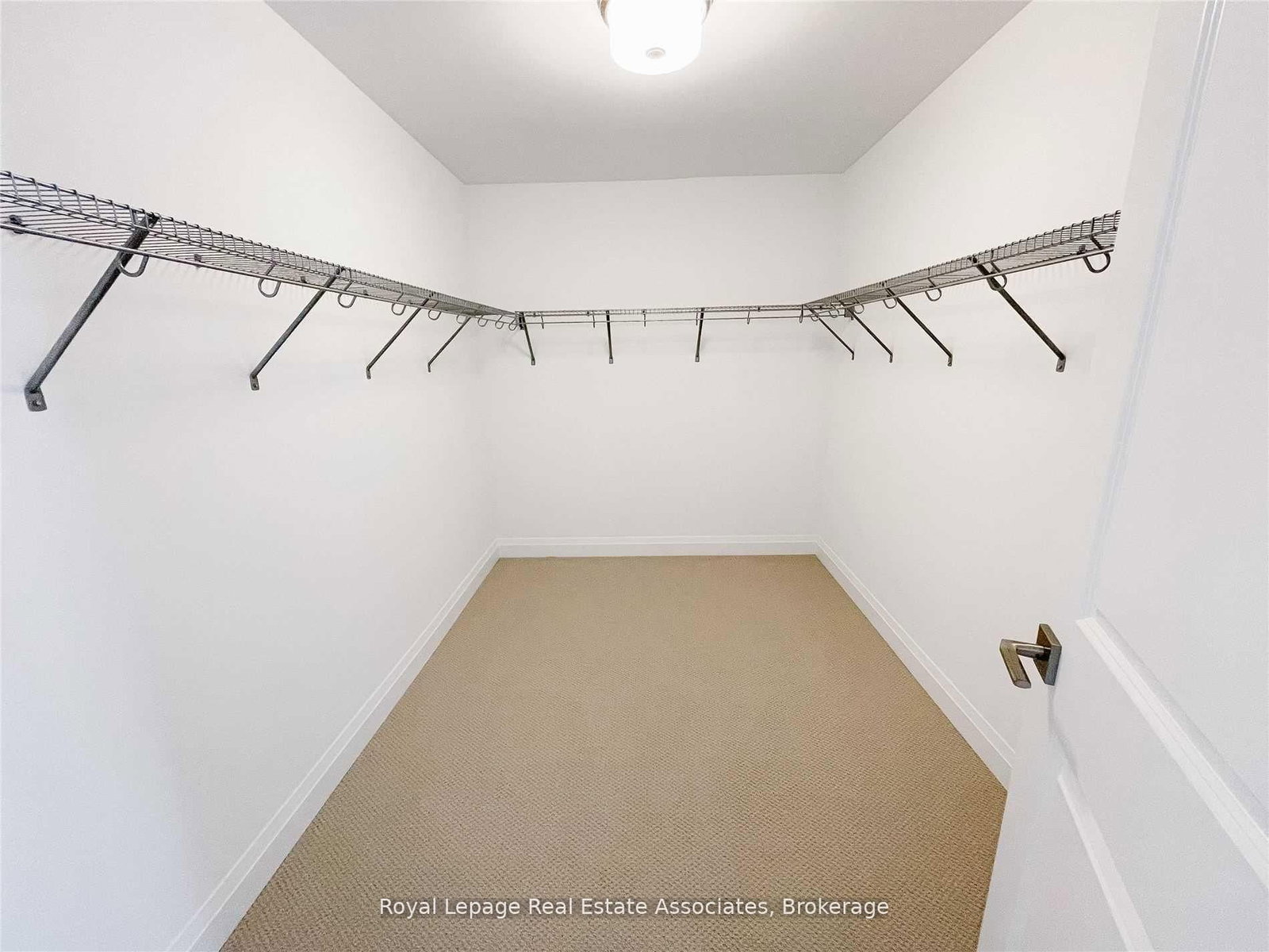 4121 Hillsborough Crescent - Photo 20