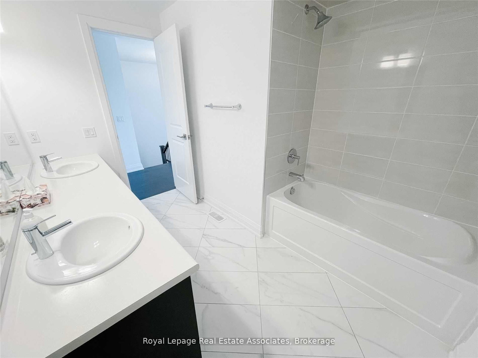 4121 Hillsborough Crescent - Photo 27