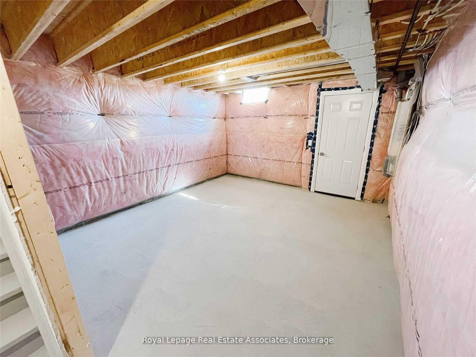 4121 Hillsborough Crescent - Photo 32