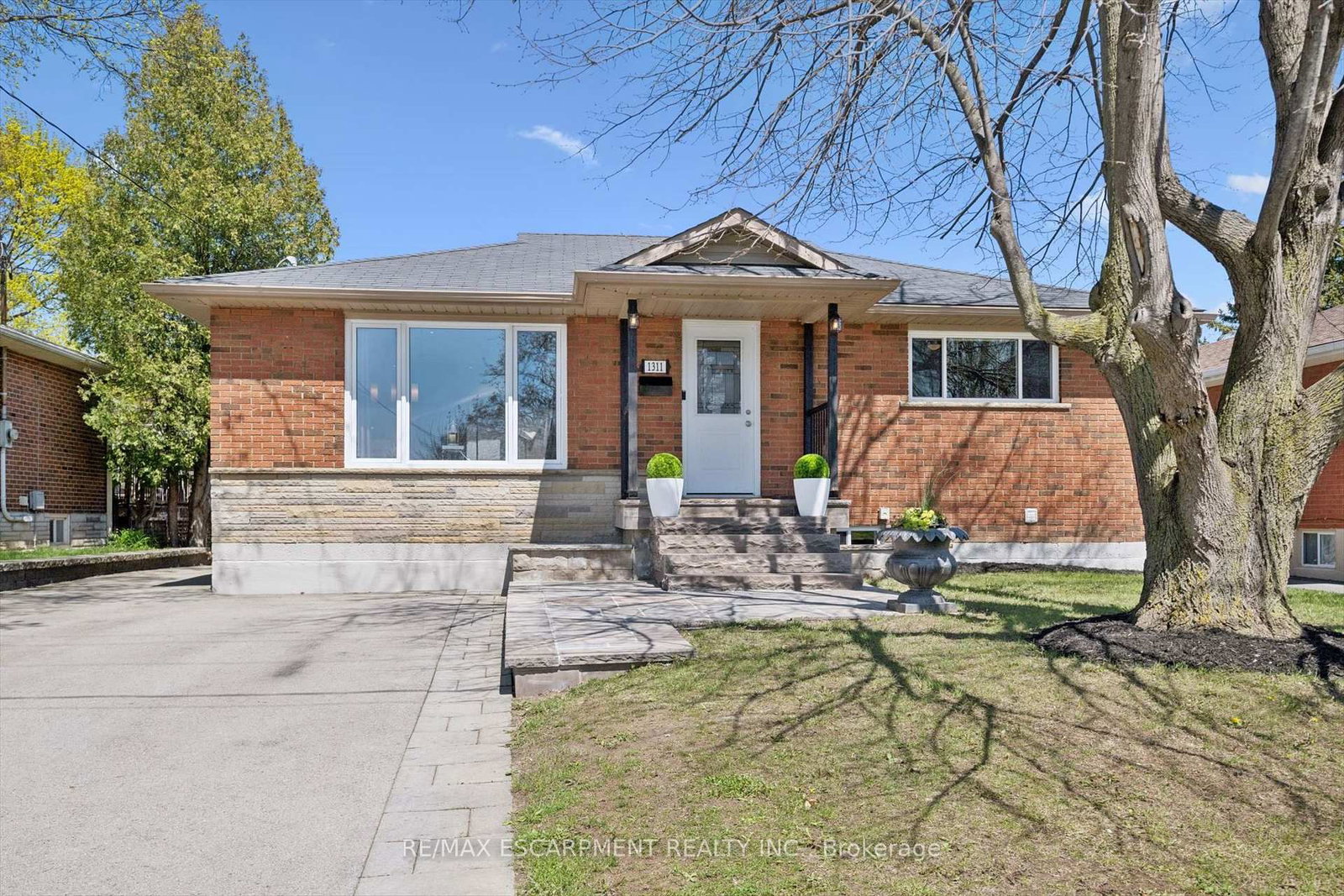 Detached House for sale at 1311 Royal Drive, Burlington, Ontario, L7P 2G2 - Mountainside - MLS: W13057262