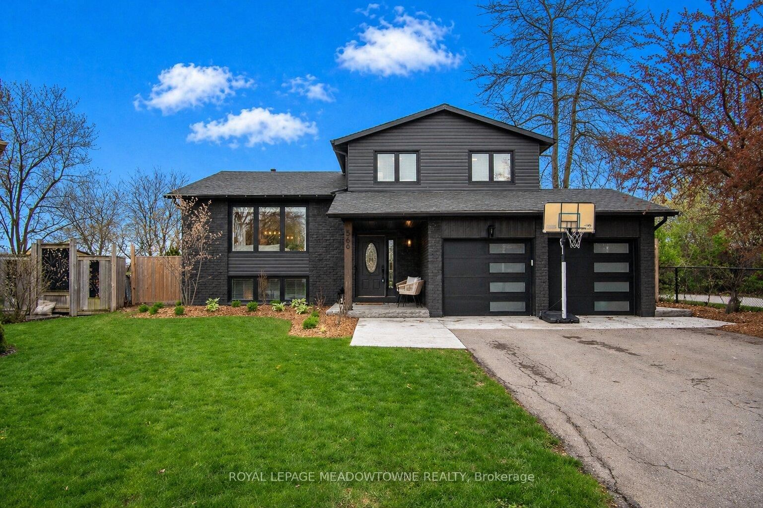 566 Moorelands Crescent