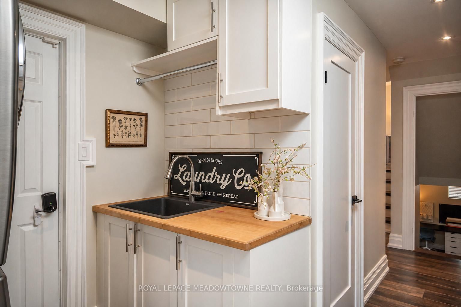 566 Moorelands Crescent - Photo 11