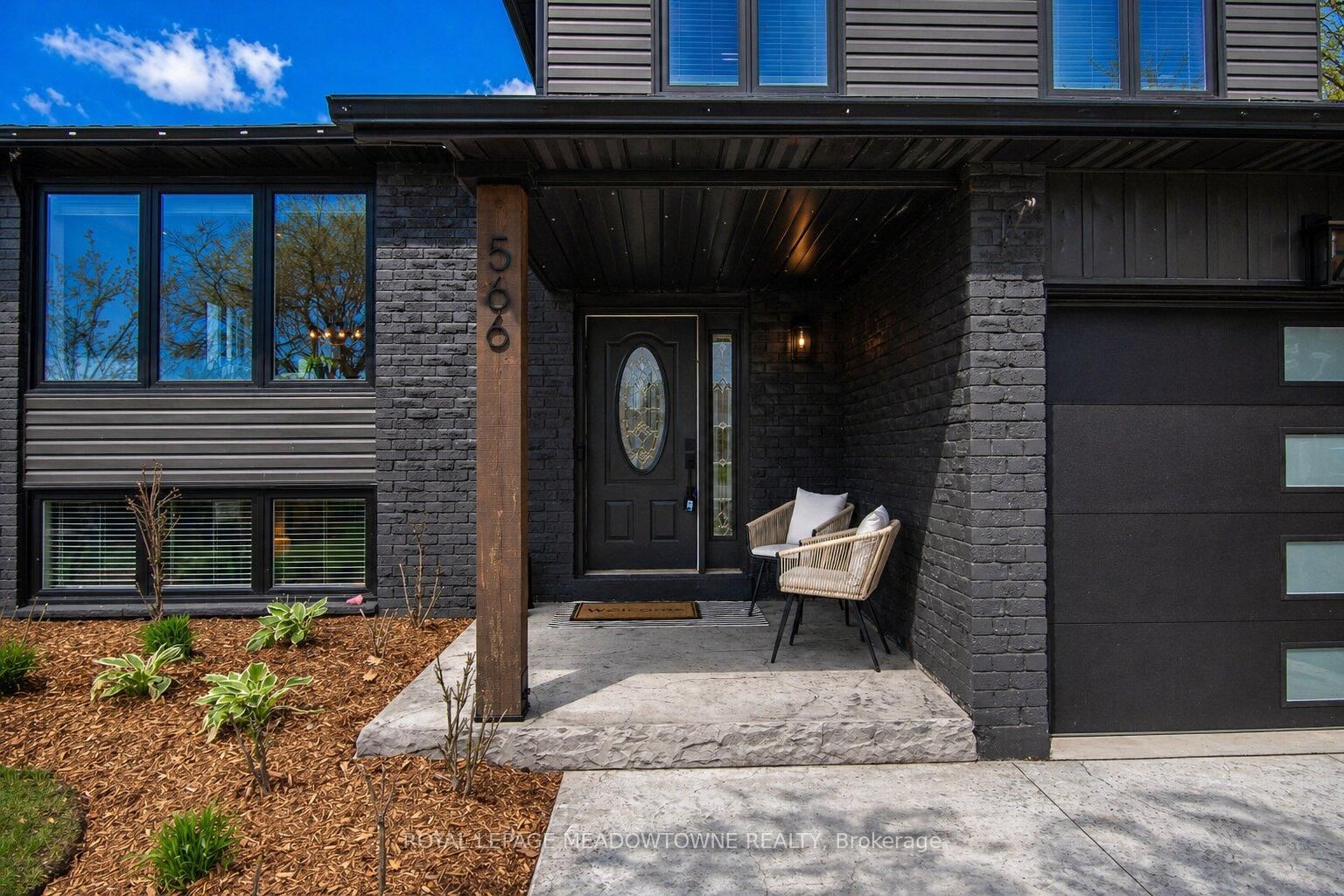 566 Moorelands Crescent - Photo 2