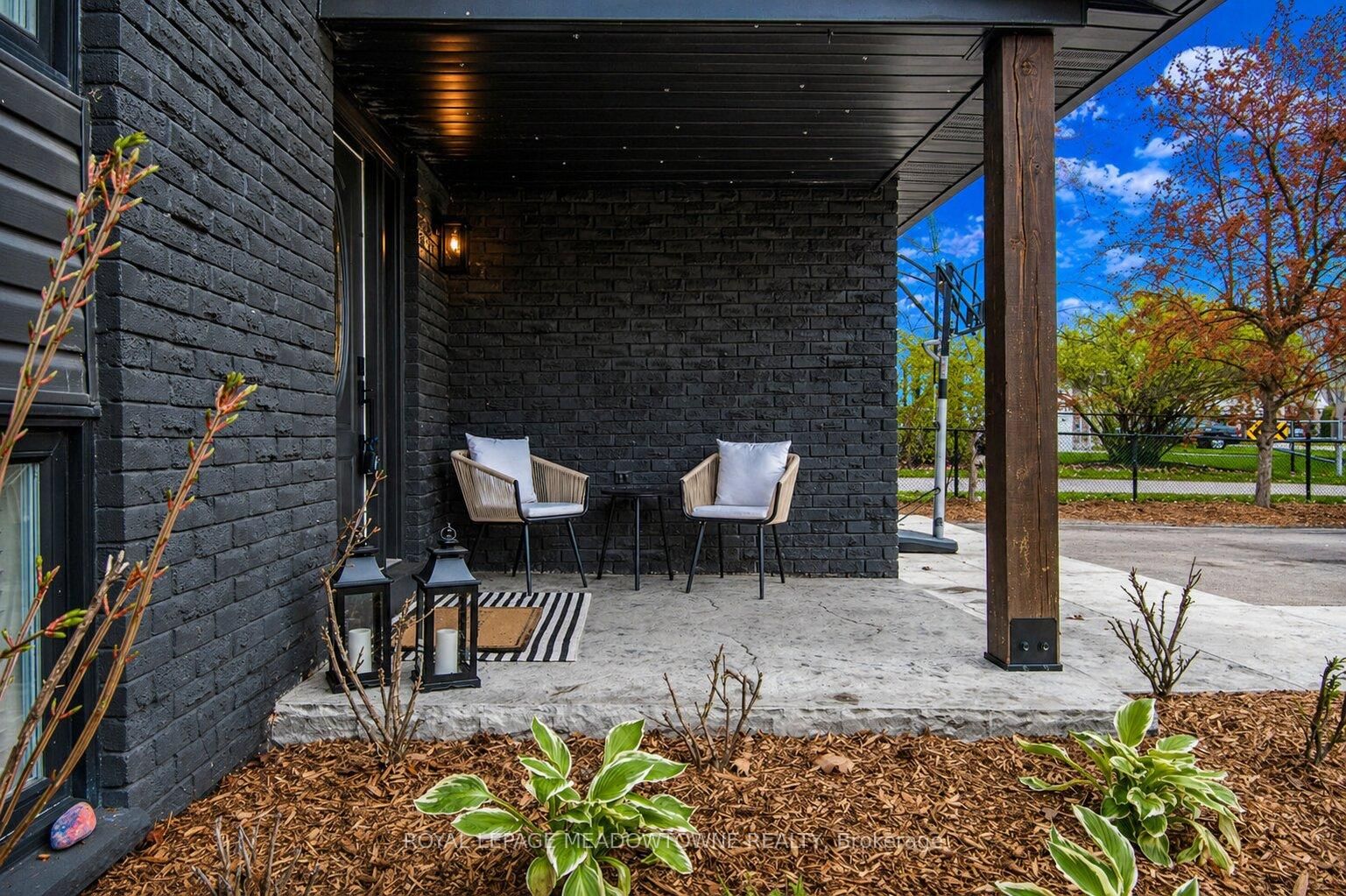 566 Moorelands Crescent - Photo 3