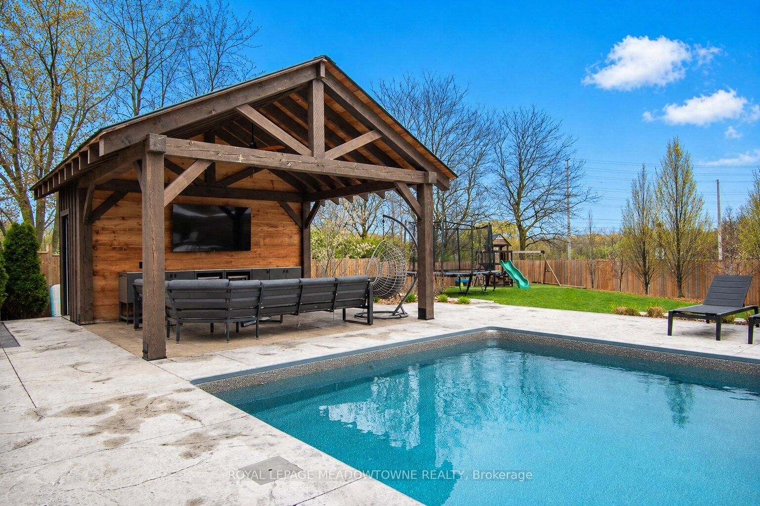 566 Moorelands Crescent - Photo 32