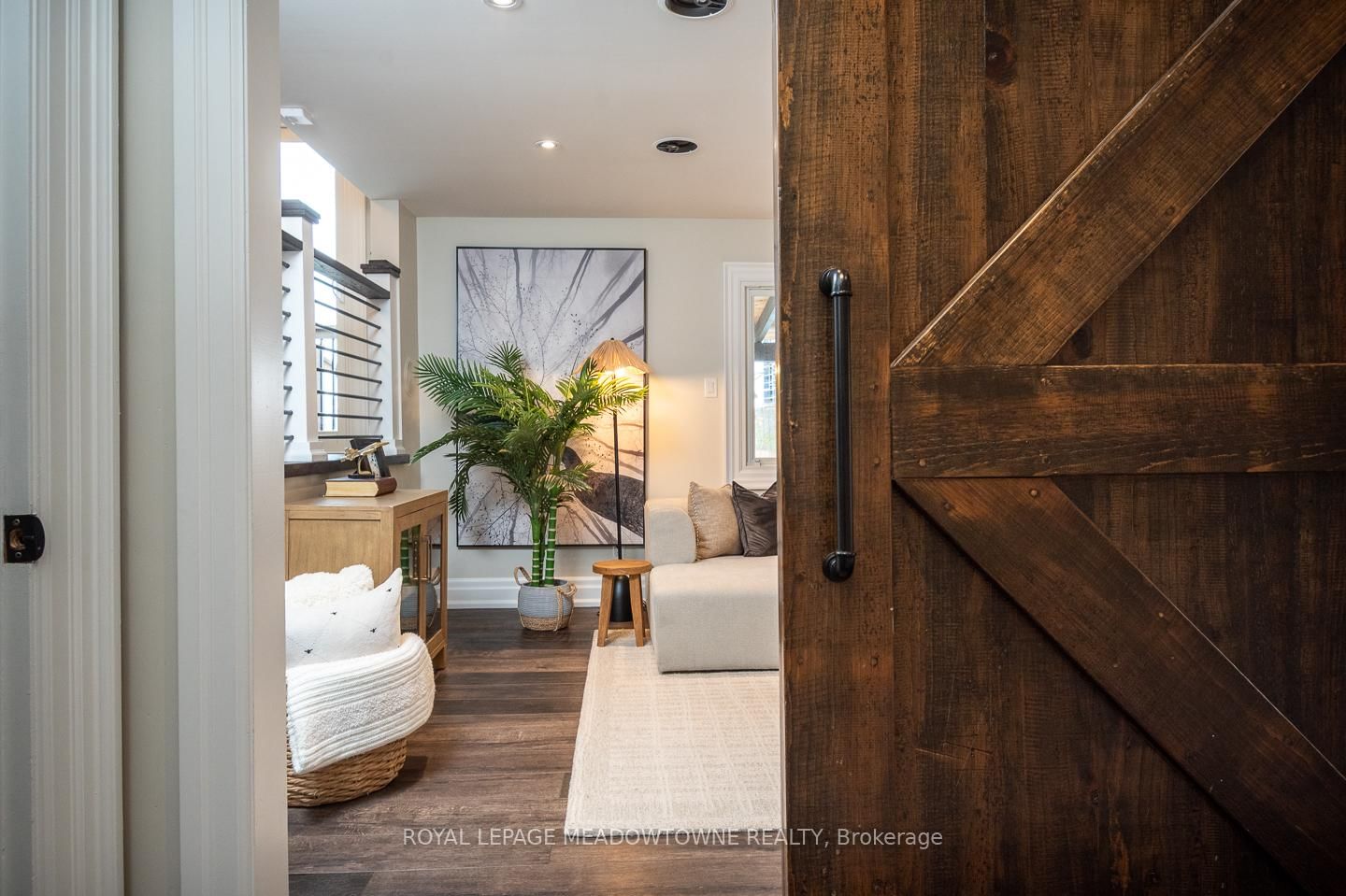 566 Moorelands Crescent - Photo 8