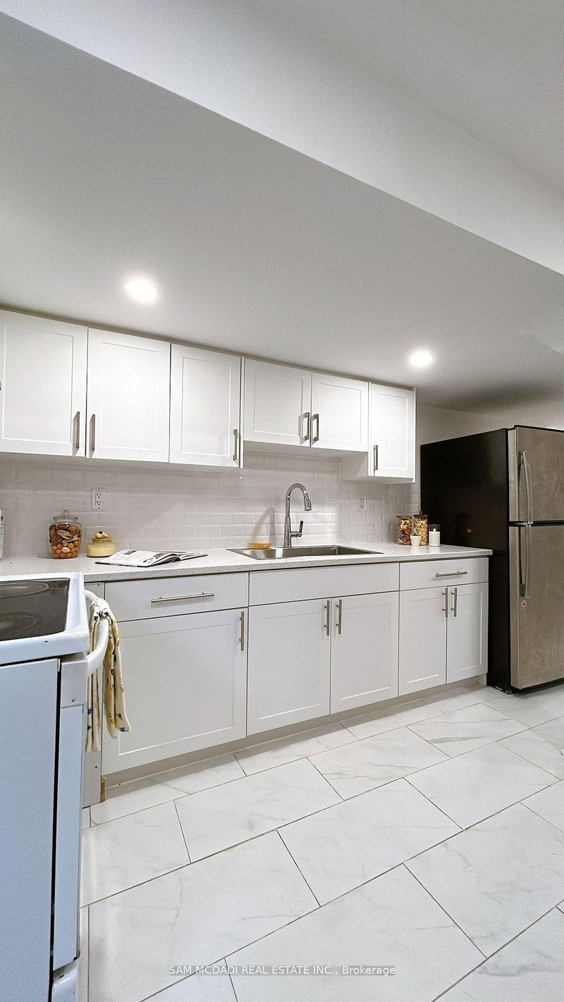 565 Indian Summer (Basement) Tr, Mississauga, L4Z 3Y8 | Image 2