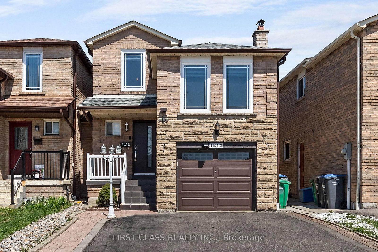 Detached House for sale at 4213 Beacon Lane, Mississauga, Ontario, L5C 3V8 - Creditview - MLS: W13058498