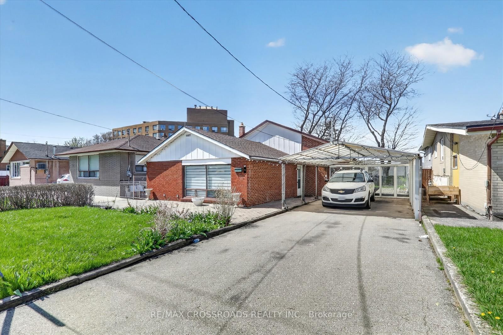 Detached House for sale at 18 De Marco Boulevard, Toronto, Ontario, M6L 2W1 - Rustic - MLS: W13058568