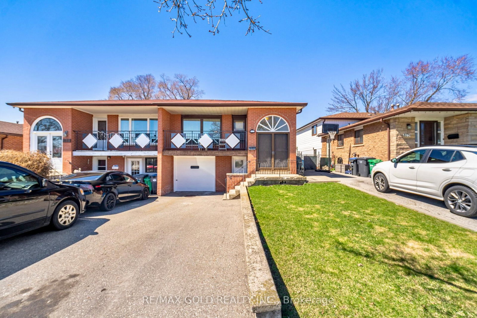 Semi-Detached House for sale at 877 Consort Crescent, Mississauga, Ontario, L5C 1J8 - Erindale - MLS: W13058678