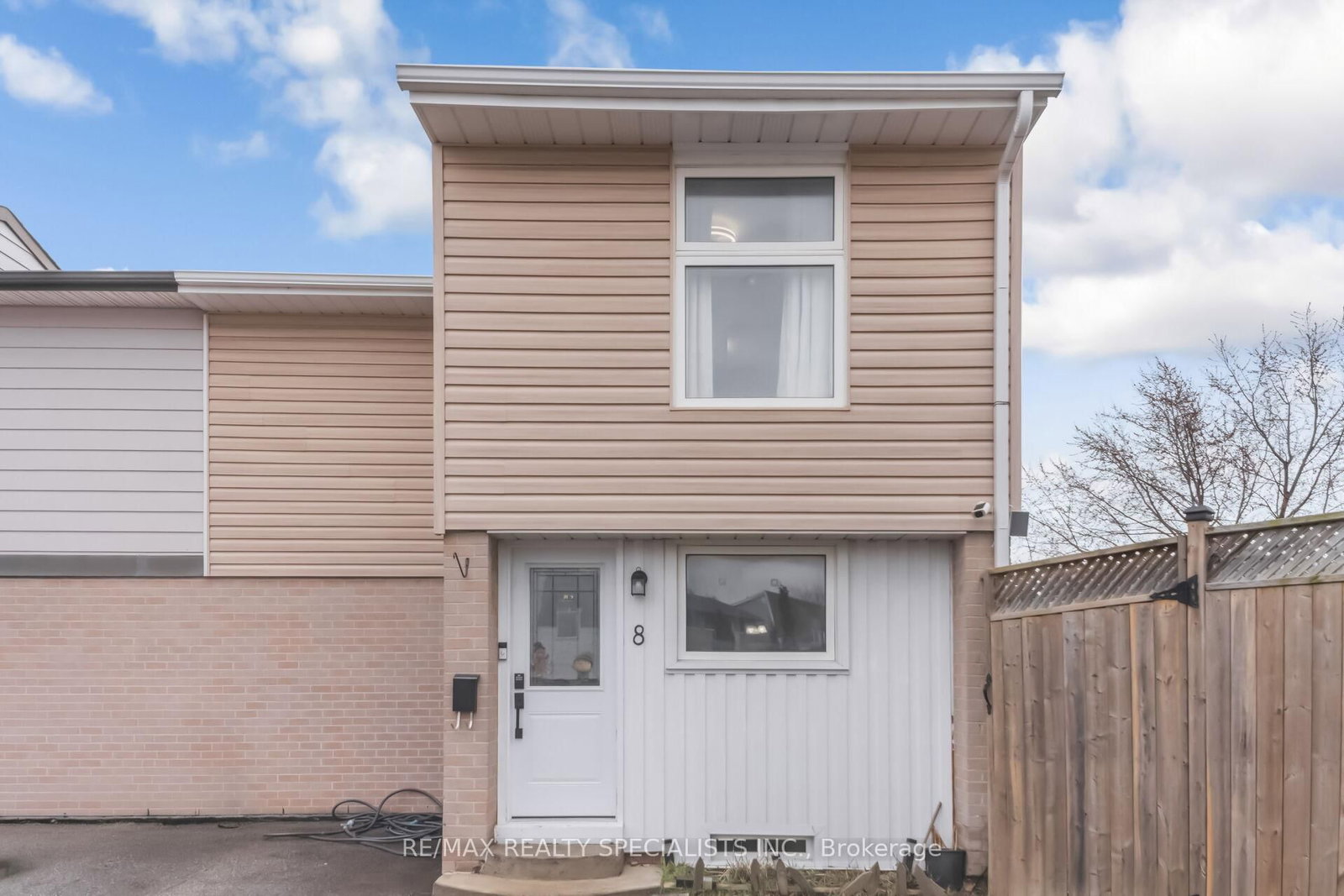 Townhouse for sale at 8 Grantbrooke Court, Brampton, Ontario, L6S 2K8 - Northgate - MLS: W13059436