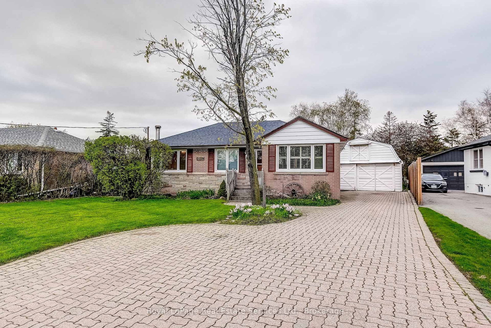 Detached House for sale at 1067 Pinegrove Road, Oakville, Ontario, L6L 2W3 - West - MLS: W13060208
