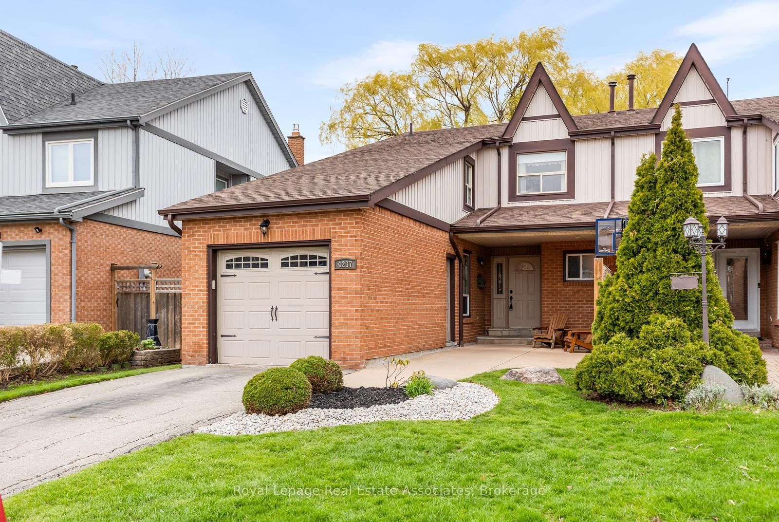 Semi-Detached House sold at 4237 Trellis Crescent, Mississauga, Ontario, L5L 2M1 - Erin Mills - MLS: W13062320
