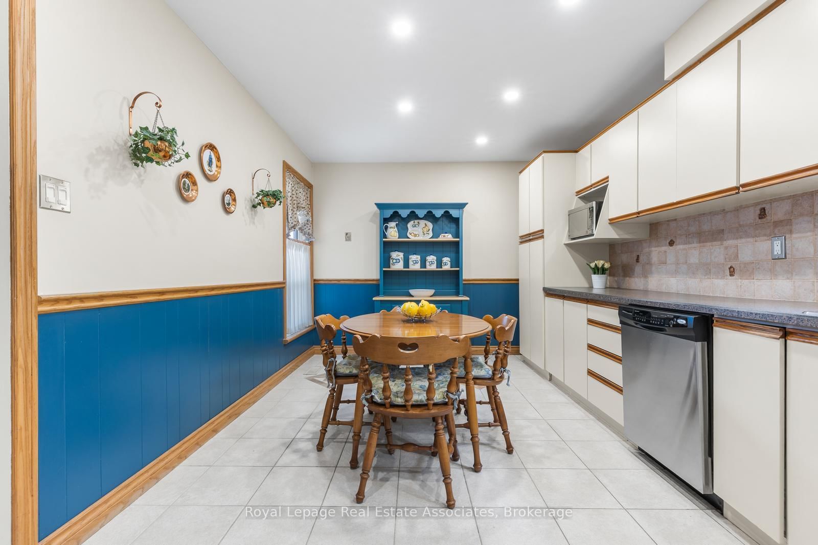 Semi-Detached House sold at 4237 Trellis Crescent, Mississauga, Ontario, L5L 2M1 - Erin Mills - MLS: W13062320