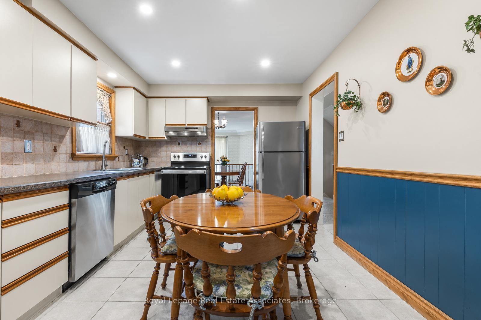 Semi-Detached House sold at 4237 Trellis Crescent, Mississauga, Ontario, L5L 2M1 - Erin Mills - MLS: W13062320