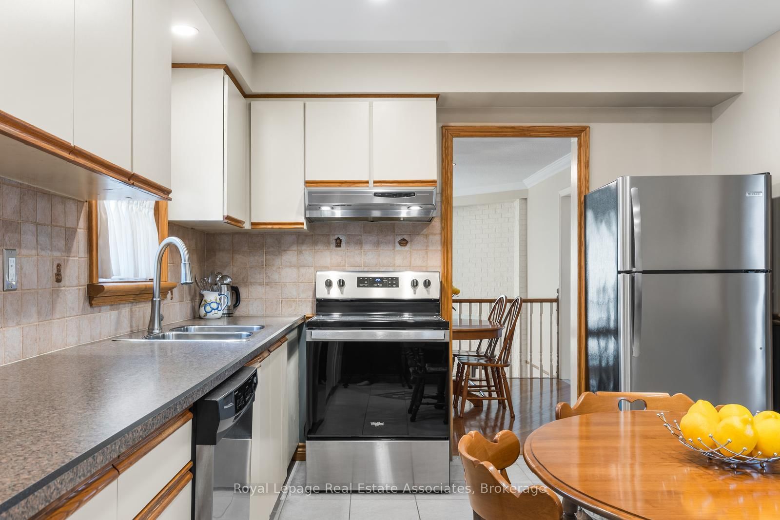 Semi-Detached House sold at 4237 Trellis Crescent, Mississauga, Ontario, L5L 2M1 - Erin Mills - MLS: W13062320