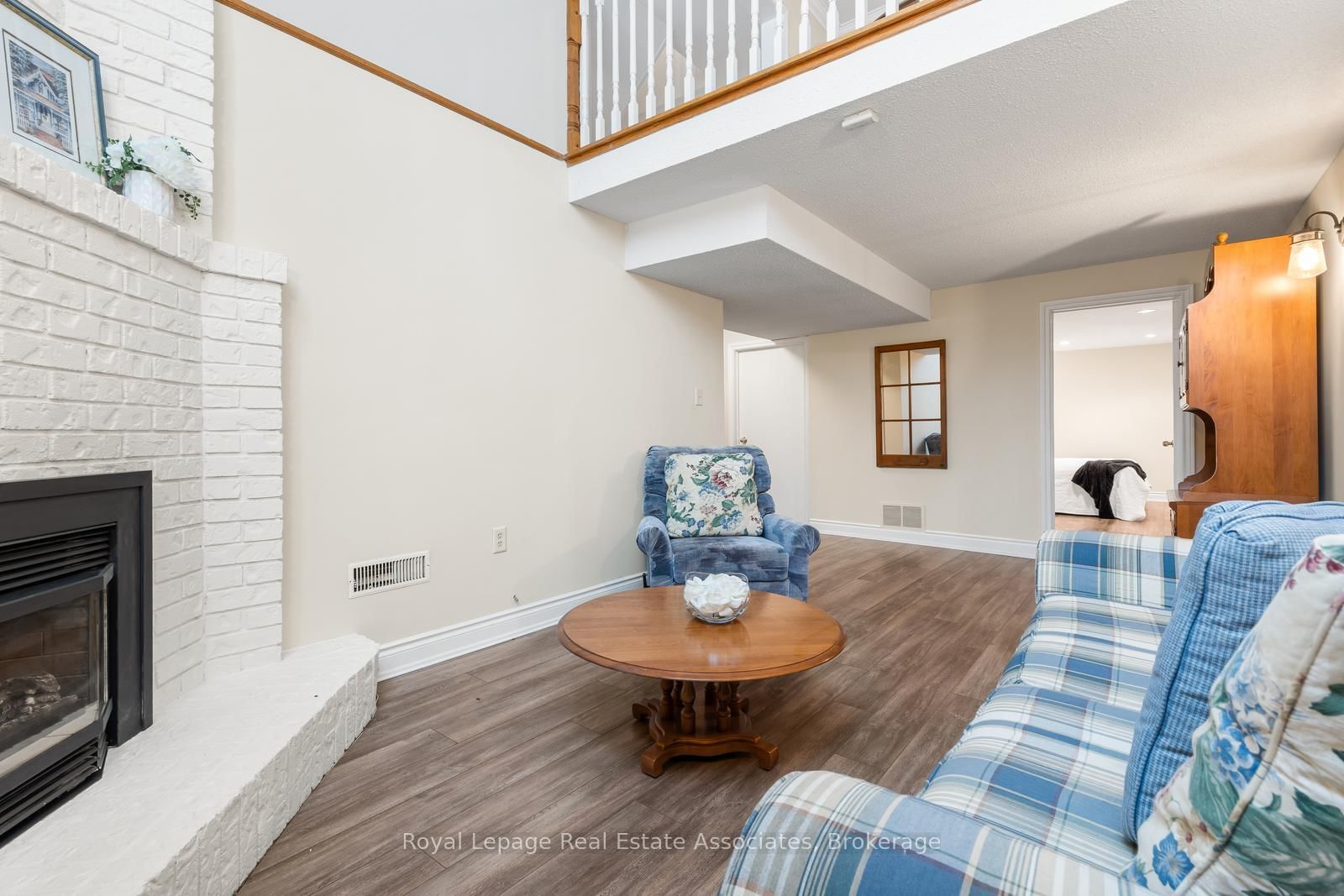 Semi-Detached House sold at 4237 Trellis Crescent, Mississauga, Ontario, L5L 2M1 - Erin Mills - MLS: W13062320