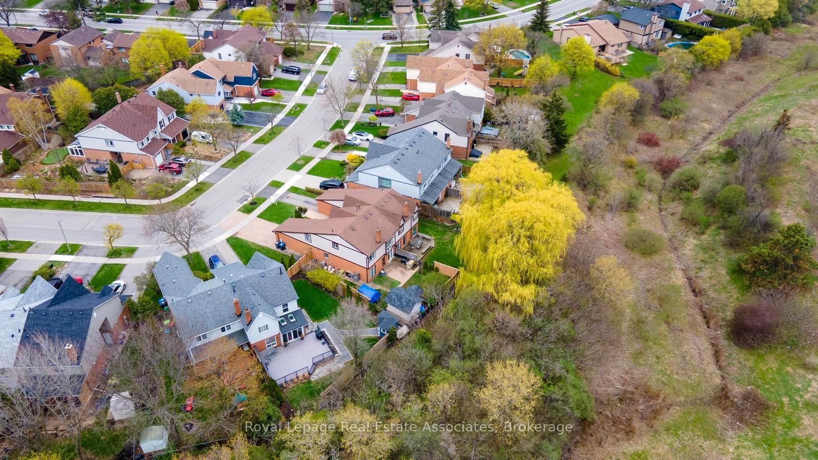 Semi-Detached House sold at 4237 Trellis Crescent, Mississauga, Ontario, L5L 2M1 - Erin Mills - MLS: W13062320