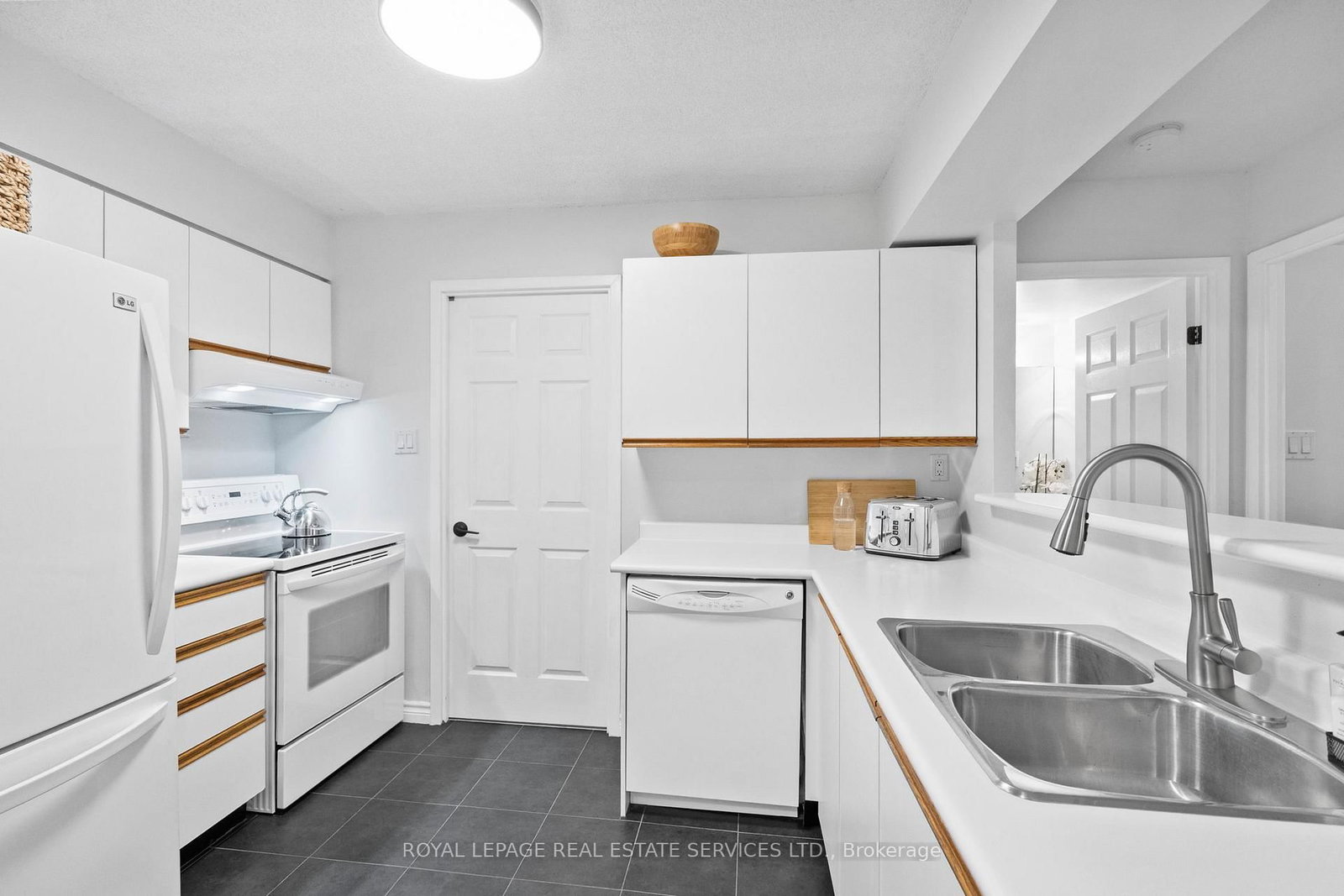 185 Robinson Street, Unit 202 - Photo 13
