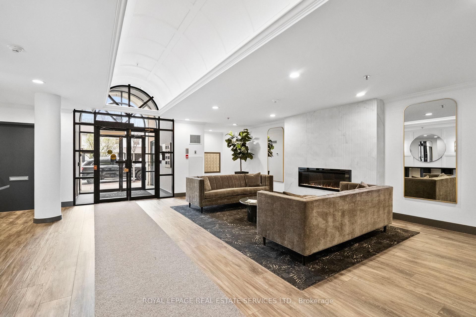185 Robinson Street, Unit 202