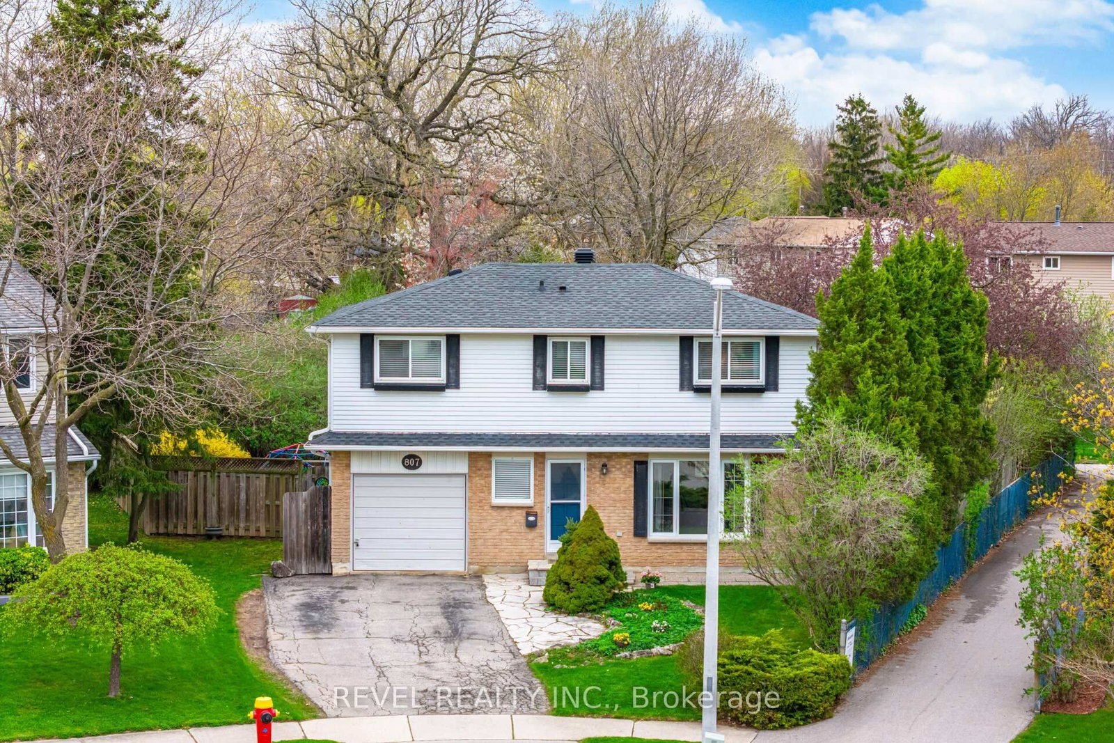 Detached House for sale at 807 Secord Court, Milton, Ontario, L9T 3T3 - Dorset Park - MLS: W13063154
