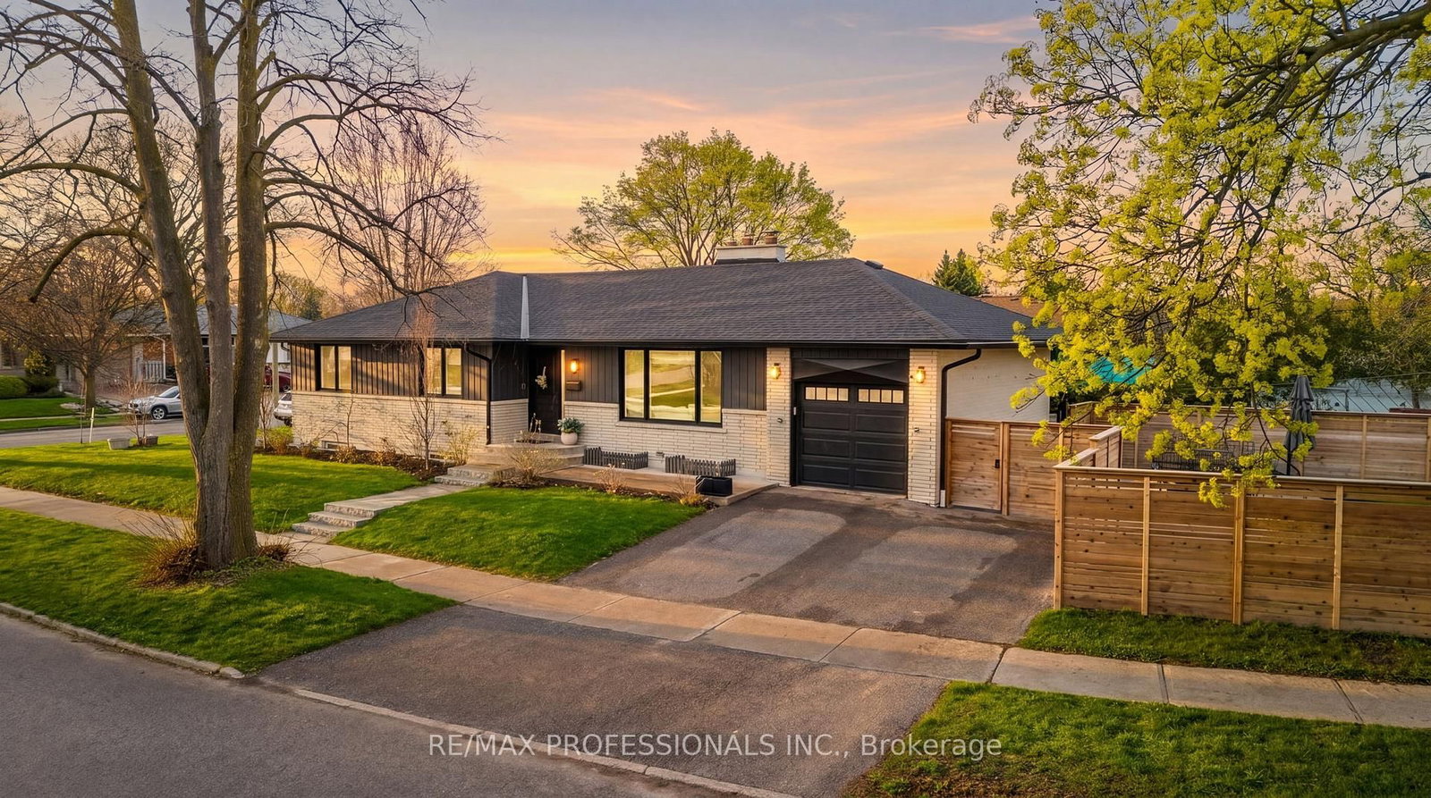 Detached House for sale at 2 Tewsley Place, Toronto, Ontario, M9P 1N7 - Willowridge-Martingrove-Richview - MLS: W13063562