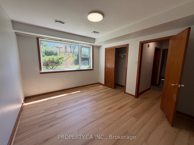 Lower - 3 Bondhead Pl, Toronto, M9V 2L9 | Image 3