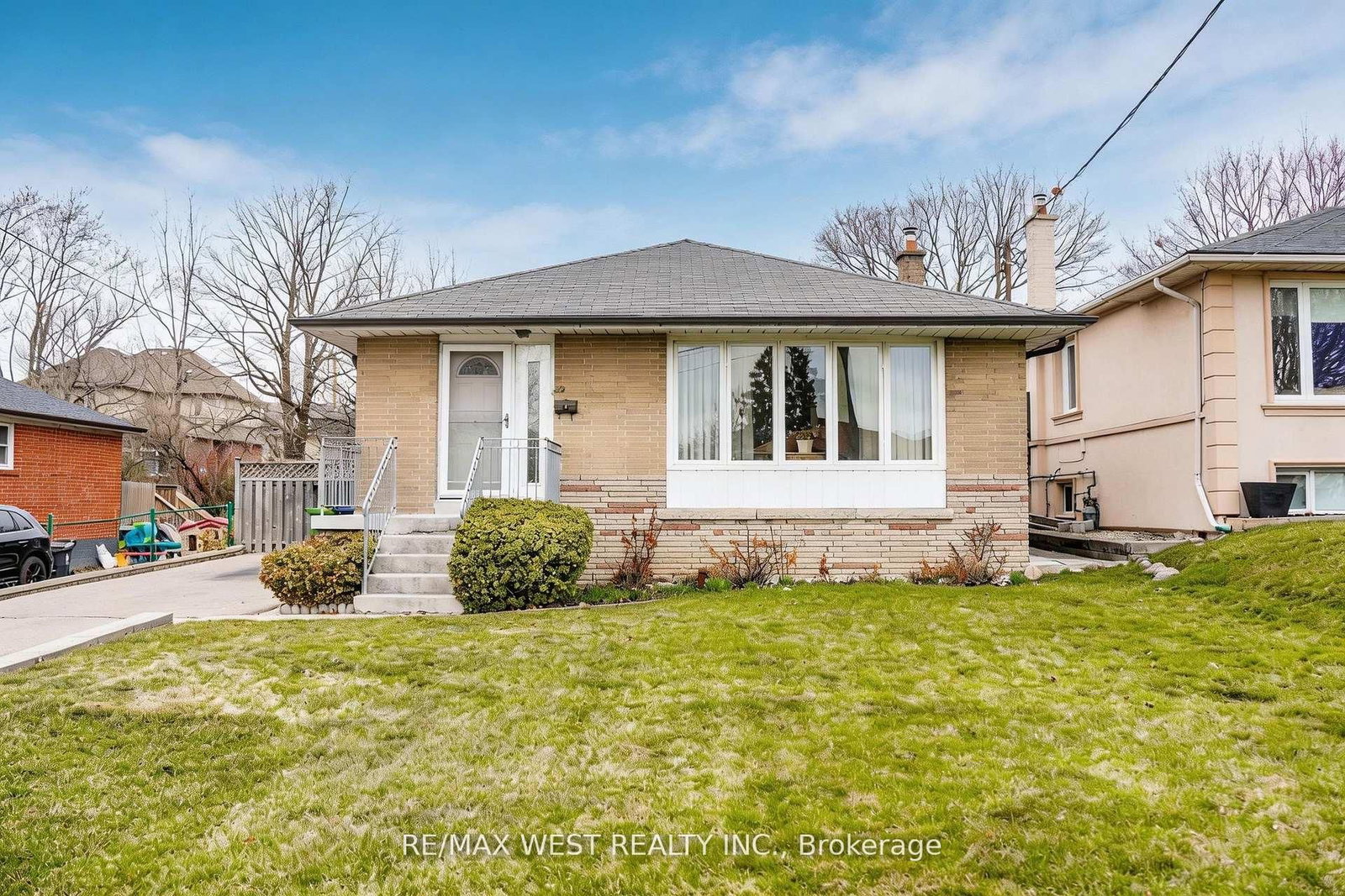 Detached House for sale at 32 Deevale Road, Toronto, Ontario, M3M 1Z3 - Downsview-Roding-CFB - MLS: W13064382