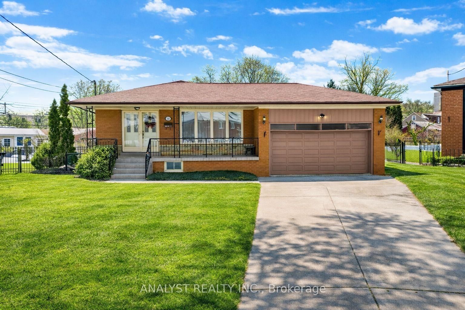 Detached House for sale at 15 Debby Court, Toronto, Ontario, M9N 2L7 - Humberlea-Pelmo Park W4 - MLS: W13064548