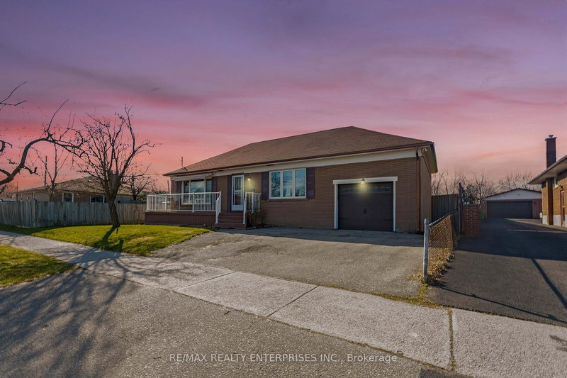 951 Atwater Ave, Mississauga, L5E 1M4 | Image 2