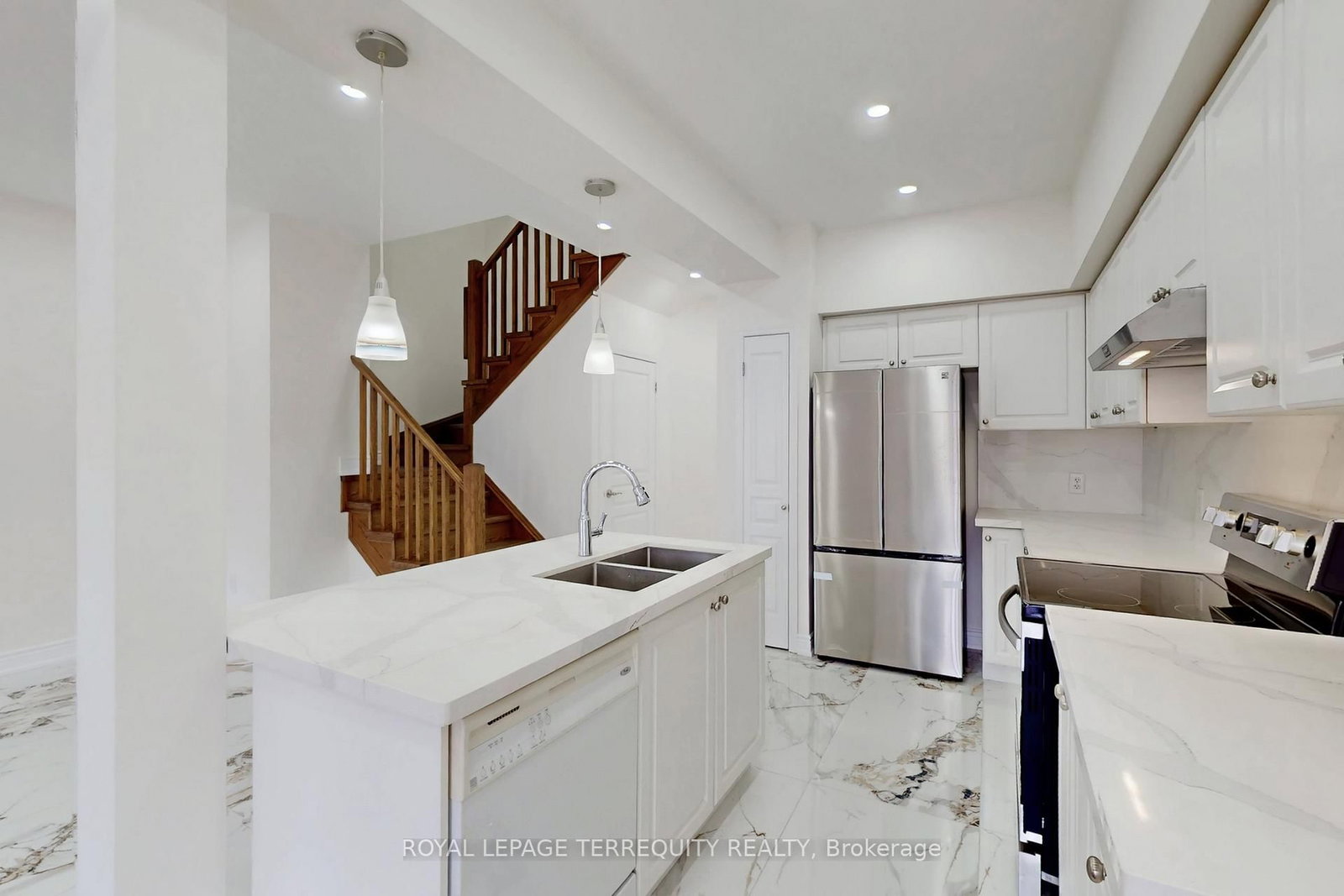 2062 Redstone Crescent - Photo 14