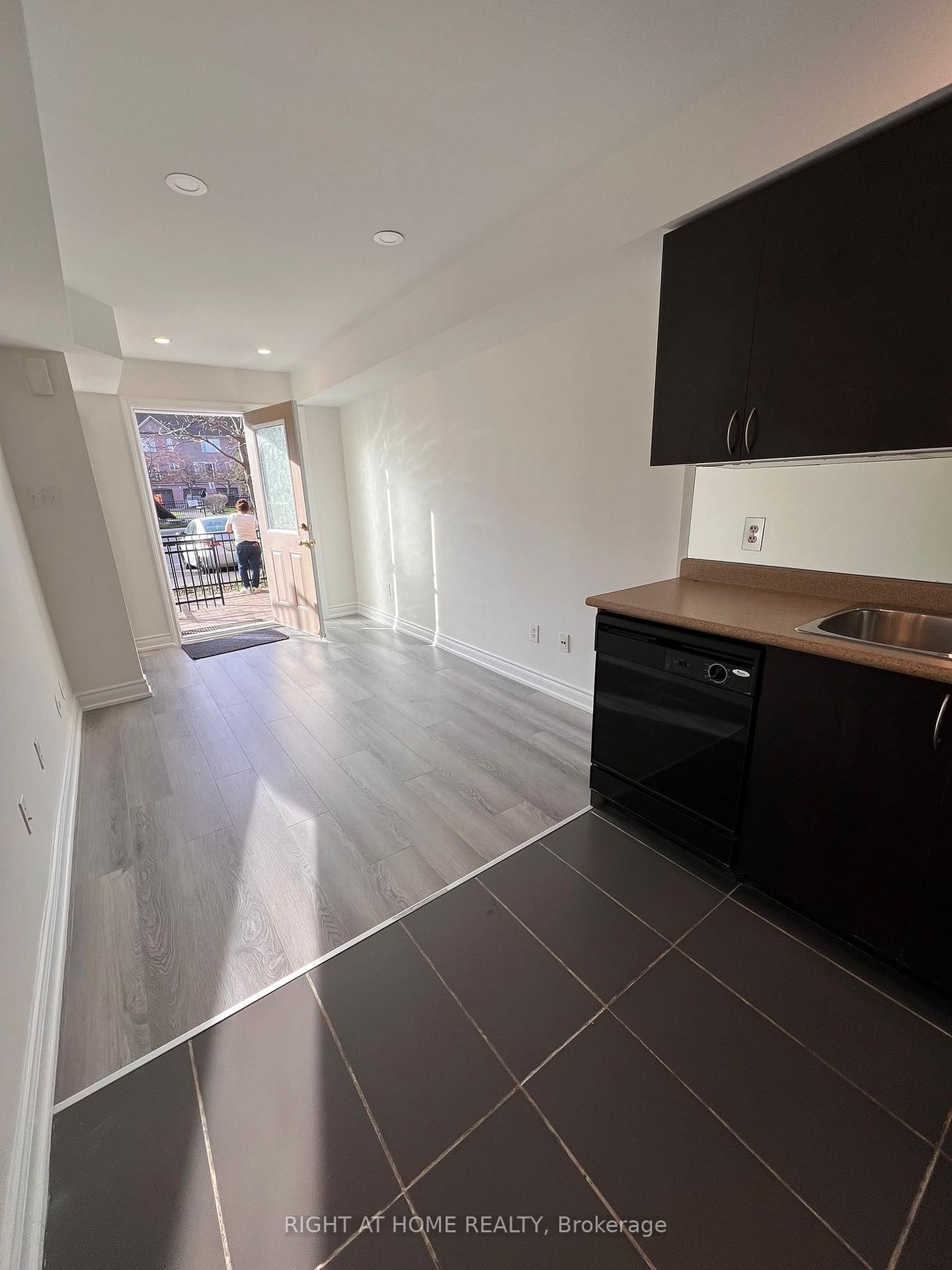 4975 Southampton Drive N, Unit 185 - Photo 2