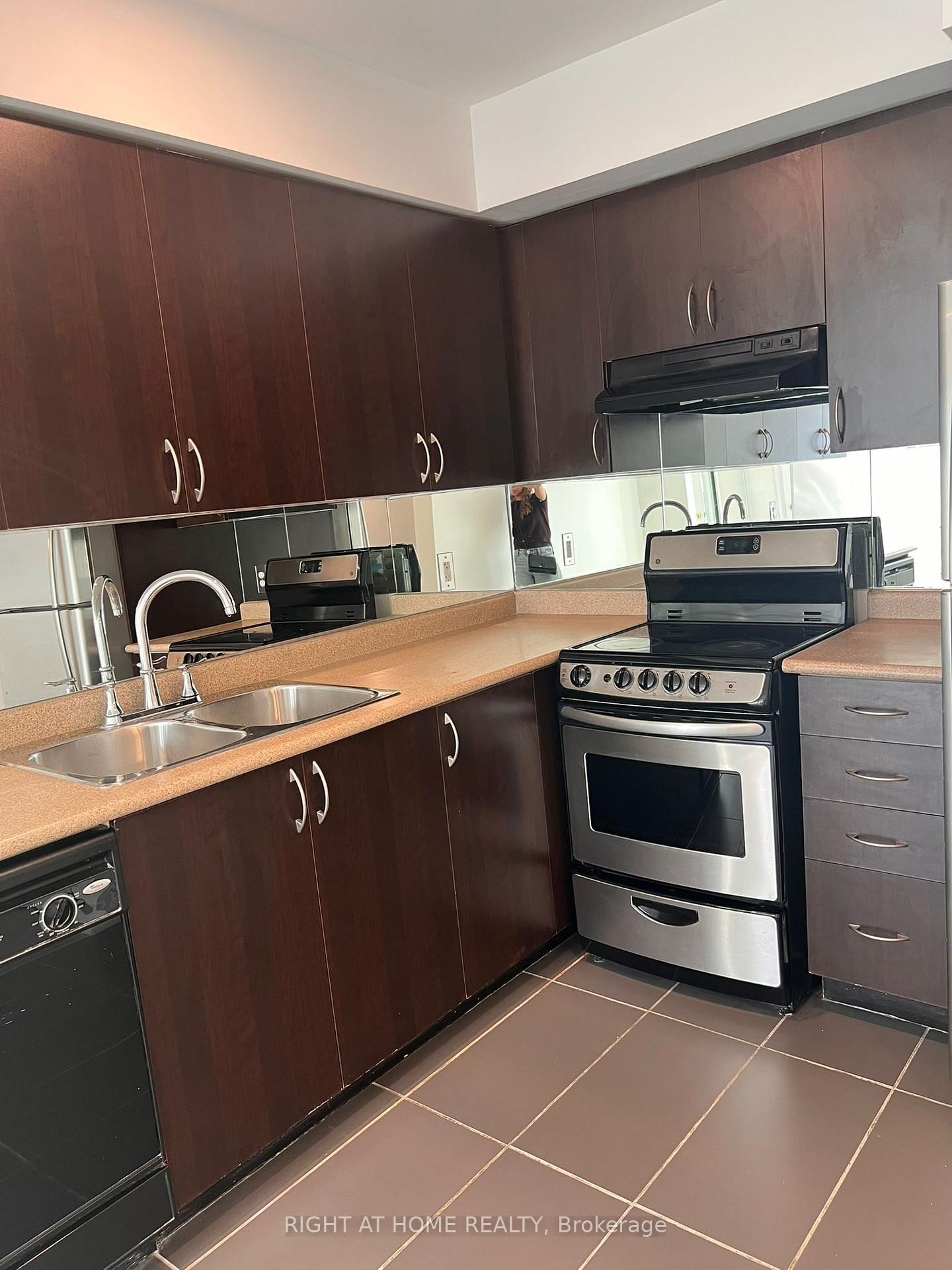 4975 Southampton Drive N, Unit 185 - Photo 4