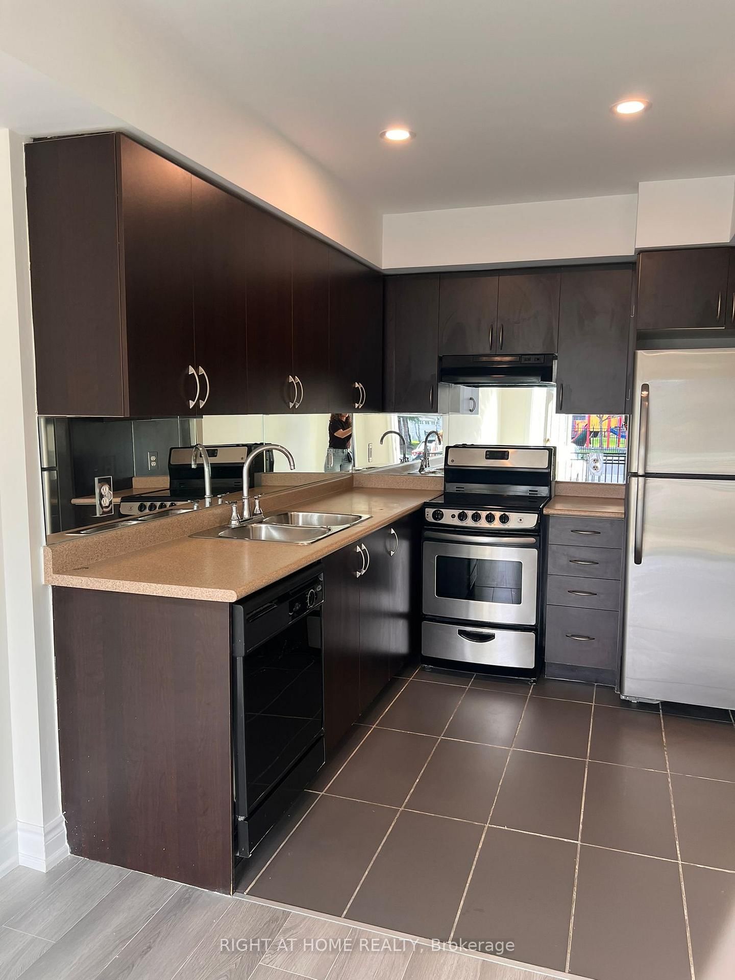 4975 Southampton Drive N, Unit 185 - Photo 5